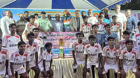 கால்பந்துப் போட்டியில் முதலிடம் பிடித்த மதுரை அமெரிக்கன் கல்லூரி மேல்நிலைப் பள்ளி அணியினா்.