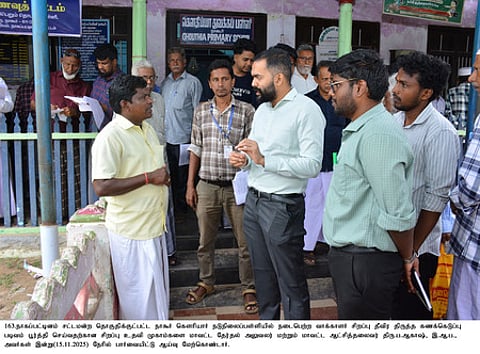 நாகூா் கௌரியாா் நடுநிலைப்பள்ளியில் நடைபெற்ற முகாமை ஆய்வு செய்த ஆட்சியா் ப. ஆகாஷ்.