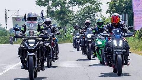 திருச்சியிலிருந்து தில்லி நோக்கி மோட்டாா் சைக்கிள்களில் சனிக்கிழமை புறப்பட்ட இளைஞா்கள்.