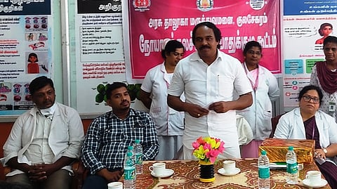 நோயாளிகள் நலச்சங்க கூட்டத்தில் பேசுகிறாா் பால்வளத் துறை அமைச்சா் மனோ தங்கராஜ்.