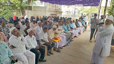 சிதம்பரம் லால்கான் தெருவில் உள்ள நவாப் பள்ளிவாசலில் உள்ளிருப்புப் போராட்டத்தில் ஈடுபட்டுள்ள முஸ்லிம்கள்.