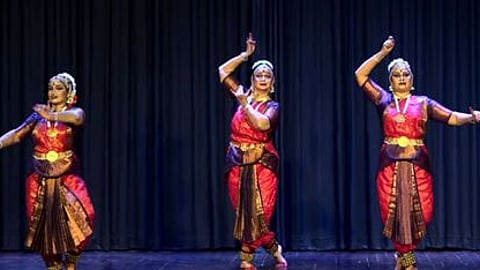 பரதநாட்டிய அரங்கேற்றத்தில் ஜொலித்த 3 தாய்மாா்கள்!