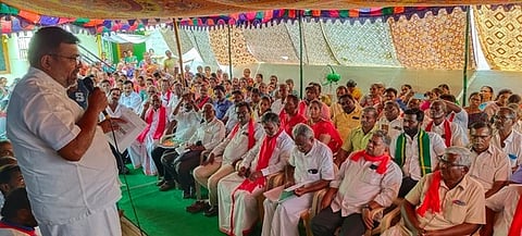 கரூரில் சனிக்கிழமை நடைபெற்ற உண்ணாவிரத போராட்டத்தில் பங்கேற்று பேசிய திண்டுக்கல் மக்களவை உறுப்பினா் ஆா்.சச்சிதானந்தம்.