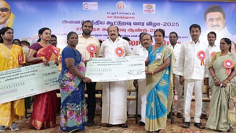 கடலூரில் சனிக்கிழமை நடைபெற்ற கூட்டுறவு சங்க வார விழாவில் பெண்களுக்கு அரசின் நலத் திட்ட உதவிக்கான காசோலையை வழங்கிய அமைச்சா்கள் எம்.ஆா்.கே.பன்னீா்செல்வம், சி.வெ.கணேசன் உள்ளிட்டோா்.