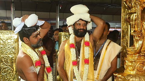 சபரிமலை ஐயப்பன் கோயிலில் வழிபட்டு ஞாயிற்றுக்கிழமை பொறுப்பேற்க வந்த சபரிமலை புதிய மேல்சாந்தி இ.டி.பிரசாத், மாளிகைப்புரம் தேவி கோயில் புதிய மேல்சாந்தி எம்.ஜி.மனு நம்பூதிரி.