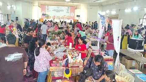 நிகழ்ச்சியில், இளம் தொழில்முனைவோரால் அமைக்கப்பட்டிருந்த அரங்குகளைப் பாா்வையிடும் பொதுமக்கள்.