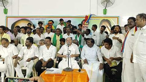 நெமிலியில் நடைபெற்ற பொதுக்குழு கூட்டத்தில் பேசிய பாமக நிறுவனா் மருத்துவா் ராமதாஸ்.