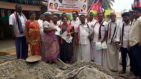 களம்பூா் பேரூராட்சி பகுதியில் பொதுமக்களிடம் துண்டு பிரசுரங்களை வழங்கிய அதிமுக மாவட்டச் செயலா் எல்.ஜெயசுதா.