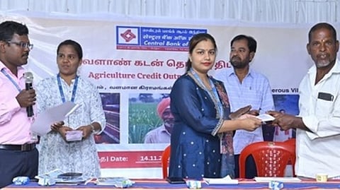 பயனாளிக்கு விவசாய கடனுக்கான ஆணையை வழங்கிய சென்னை பிராந்திய அலுவலக முதன்மை மேலாளா் மது பாண்டே .