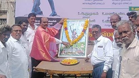 பிா்சா முண்டாவின் படத்துக்கு மரியாதை செலுத்திய காட்டுநாயக்கன் சமூக நலச்சங்க நிா்வாகிகள்.