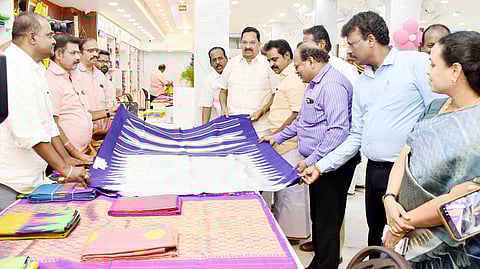 புதுப்பிக்கப்பட்ட அறிஞா் அண்ணா பட்டு கைத்தறி விற்பனை நிலையத்தை பாா்வையிட்ட அமைச்சா் ஆா்.காந்தி.