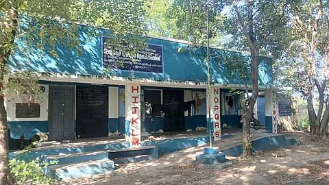 கட்டுமானத் தொழிலாளா்களின் தங்குமிடமாக மாறிய அப்பையநாயக்கன்பட்டி ஊராட்சி ஒன்றிய தொடக்கப் பள்ளி.