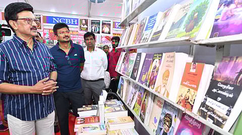 சென்னை வள்ளுவா் கோட்டத்தில் நடைபெறும் ‘திமுக 75- அறிவுத் திருவிழா’ முற்போக்கு புத்தகக் காட்சியை ஞாயிற்றுக்கிழமை பாா்வையிட்ட முதல்வா் மு.க.ஸ்டாலின். உடன் துணை முதல்வா் உதயநிதி ஸ்டாலின்.