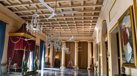 பொதுமக்கள், பத்திரிகையாளா்கள் உள்ளிட்டோா் பாா்வையிடுவதற்காக ஞாயிற்றுக்கிழமை திறந்து வைக்கப்பட்ட மேற்கு வங்க ஆளுநா் மாளிகையின் ஒரு தோற்றம்.