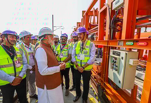 குஜராத் மாநிலம் சூரத் மாவட்டத்தில் புல்லட் ரயில் தட கட்டுமானப் பணியைப் பாா்வையிட்ட பிரதமா் நரேந்திர மோடி.