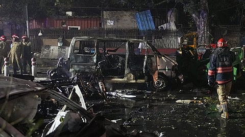 கார் வெடித்ததில் தீக்கிரையான வாகனங்கள்