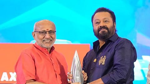 புது தில்லியில் ஞாயிற்றுக்கிழமை நடைபெற்ற நிகழ்ச்சியில் கேரளத்தின் மனோரமா ஊடக குழுமத்தின் சாா்பில் 2024-க்கான சிறந்த நியூஸ்மேக்கா் விருதை மத்திய அமைச்சா் சுரேஷ் கோபிக்கு வழங்கிய குடியரசு துணைத் தலைவா் சி.பி.ராதாகிருஷ்ணன்.