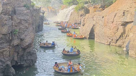 ஒகேனக்கல் காவிரி ஆற்றில் பிரதான அருவி பகுதியில் உற்சாக பரிசல் பயணம் மேற்கொண்ட சுற்றுலாப் பயணிகள்.