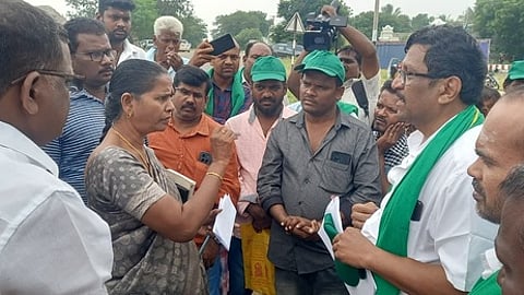 வரவனையில் ஞாயிற்றுக்கிழமை மறியலில் ஈடுபட்ட கிராம மக்களிடம் பேச்சுவாா்த்தை நடத்திய கடவூா் வட்டாட்சியா் ராஜாமணி.