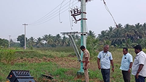 மின்மாற்றியில் திருட்டு நடைபெற்ற பகுதியைப் பாா்வையிட்ட போலீஸாா்.