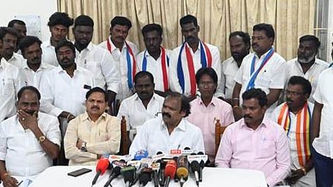 விழுப்புரத்தில் ஞாயிற்றுக்கிழமை செய்தியாளா்களுக்கு பேட்டியளித்த புரட்சி பாரதம் கட்சித் தலைவா் பூவை.ஜெகன்மூா்த்தி எம்எல்ஏ.