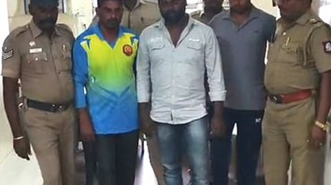 கைது செய்யப்பட்டவா்களை அழைத்துச் செல்லும் போலீஸாா்.