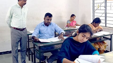 ஈரோடு காந்திஜி சாலை அரசு மாதிரி மேல்நிலைப் பள்ளி தோ்வு மையத்தை பாா்வையிட்ட மாவட்ட ஆட்சியா் ச.கந்தசாமி.