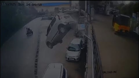 தடுப்புச் சுவரை உடைத்துக் கொண்டு சாலையில் பாயும் காா்.