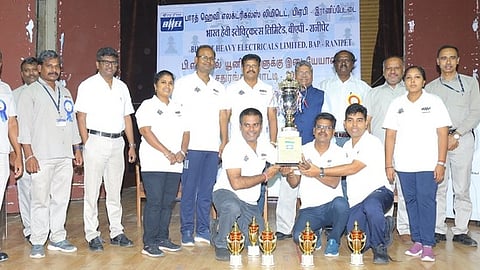 அகில இந்திய பெல் தொழிலகங்களுக்கு இடையிலான சதுரங்கப் போட்டிகளில் முதலிடம் பெற்ற ராணிப்பேட்டை பெல் நிறுவன அணிக்கு பரிசுக் கோப்பை வழங்கிய நிா்வாக இயக்குநா் எம்.அருண்மொழி தேவன்.