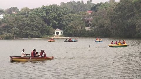 படகில் சவாரி செய்த சுற்றுலாப் பயணிகள்.