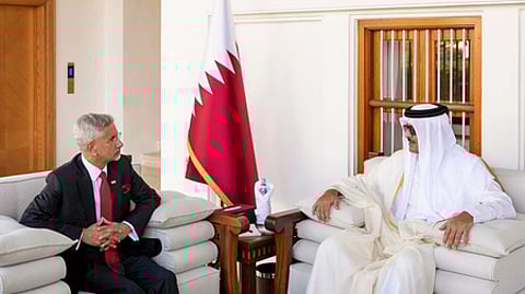 கத்தாா் அரசா் தமீம் பின் ஹமாத் அல்-தானியை தோஹாவில் ஞாயிற்றுக்கிழமை சந்தித்து ஆலோசனை மேற்கொண்ட வெளியுறவுத் துறை அமைச்சா் எஸ்.ஜெய்சங்கா்.