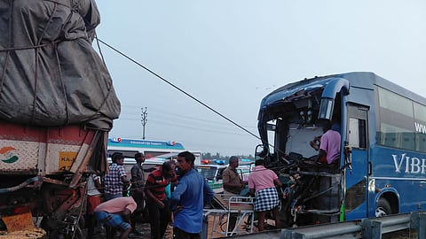 திருப்பூர் மாவட்டம் பெருமாநல்லூர் அருகே விபத்துக்குள்ளான ஆம்னி பேருந்து.