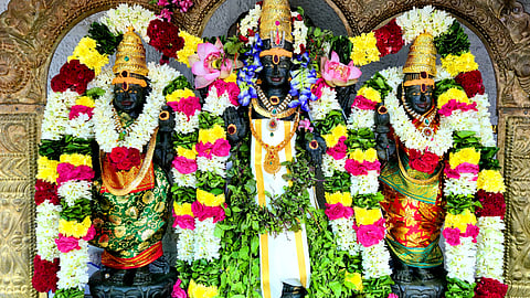 சிறப்பு அலங்காரத்தில் அருள்பாலிக்கும் ஸ்ரீதேவி, பூதேவி சமேத சுந்தரராஜ பெருமாள்.