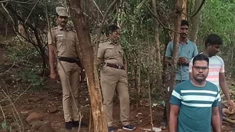 எஸ்.பி. வி.சியாமளாதேவி தலைமையில் சாராய ஊறல்கள் அழிக்கும் பணியில் ஈடுபட்ட போலீஸாா்.