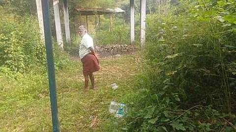 கொடைக்கானல் அருகேயுள்ள தாண்டிக்குடியில் பராமரிப்பின்றி காணப்படும் பொது மயானம்.