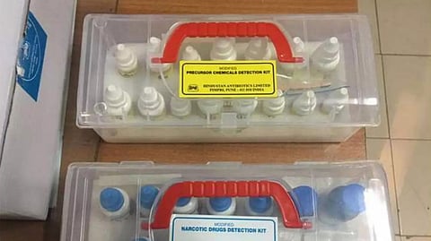 ‘சிந்தட்டிக்’ வகை போதைப் பொருள்களைக் கண்டறிய தமிழக போலீஸாருக்கு வழங்கப்பட்டுள்ள ‘கிட்’.