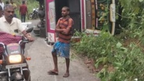 தம்மம்பட்டியை அடுத்த வேலிக்காடு பகுதியில் சாலையில் கவிழ்ந்துகிடக்கும் வேன்.