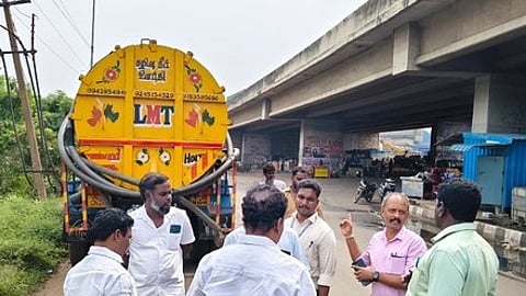 அதிகாரிகள் ஆய்வில் பறிமுதல் செய்யப்பட்ட கழிவுநீா் வாகனம்.