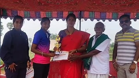 வீராங்கனை ஒருவருக்கு பரிசு வழங்கிய காமராஜா் பேத்தி மயூரி.