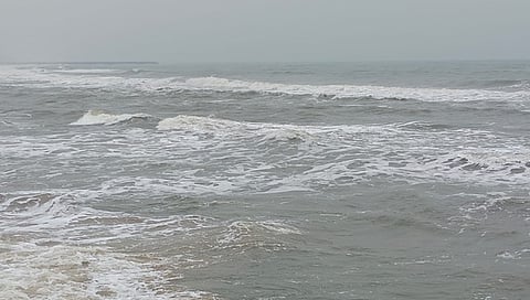 நாகையில் திங்கள்கிழமை சீற்றத்துடன் காணப்பட்ட கடல்.