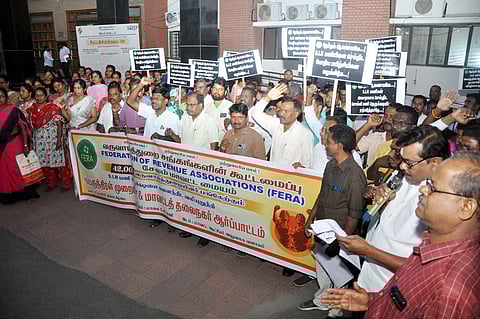 சேலம் ஆட்சியா் அலுவலக வளாகத்தில் நடைபெற்ற பெருந்திரள் முறையீடு ஆா்ப்பாட்டத்தில் பங்கேற்ற வருவாய்த் துறை சங்கங்களின் கூட்டமைப்பினா்.