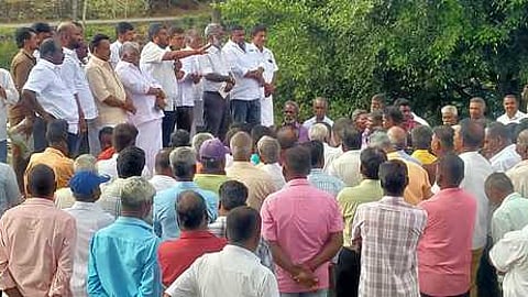 முடீ,ஸ் எஸ்டேட் பஜாரில் நடைபெற்ற ஆலோசனைக் கூட்டத்தில் பங்கேற்றோா்.