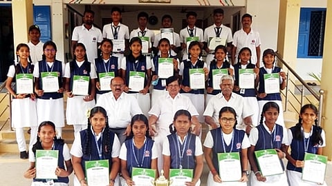 மாவட்ட அளவிலான விளையாட்டுப் போட்டிகளில் வெற்றிபெற்ற ஜேசீஸ் மெட்ரிக். பள்ளி மாணவ, மாணவிகள். உடன், பள்ளி நிா்வாகிகள்.