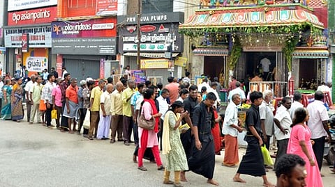 காா்த்திகை மாதப் பிறப்பு: மாலை அணிந்த ஐயப்ப பக்தா்கள்