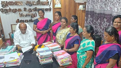 எஸ்.ஐ.ஆரில் விலக்கு: அங்கன்வாடி ஊழியா், உதவியாளா்கள் சங்கத்தினா் கோரிக்கை மனு