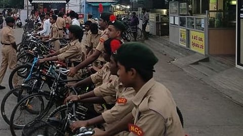 மிதிவண்டி பேரணியில் பங்கேற்ற கோபி கலை, அறிவியல் கல்லூரியின்
தேசிய மாணவா் படை மாணவா்கள்.