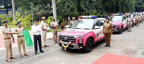 சேலம் மாநகர காவல் துறைக்கு ஒதுக்கப்பட்ட 10 பிங்க் ரோந்து வாகனங்கள் தொடக்கவிழாவில் பங்கேற்ற மாநகர காவல் ஆணையா் அணில்குமாா் கிரி.