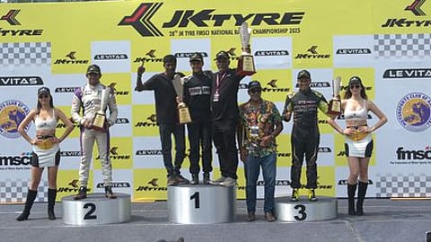 கோவையில் அண்மையில் நடைபெற்ற தேசிய காா் பந்தயத்தில் வெற்றி பெற்ற வீரா்கள்.