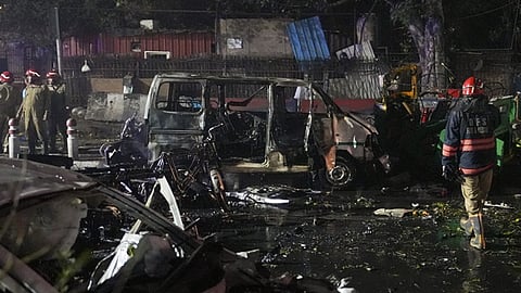 கார் வெடி விபத்தில் தீக்கிரையான வாகனங்கள்