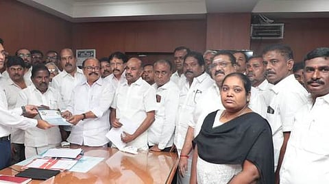 ஆட்சியா் மனீஷிடம் மனு அளித்த அதிமுக எம்எல்ஏக்கள்.